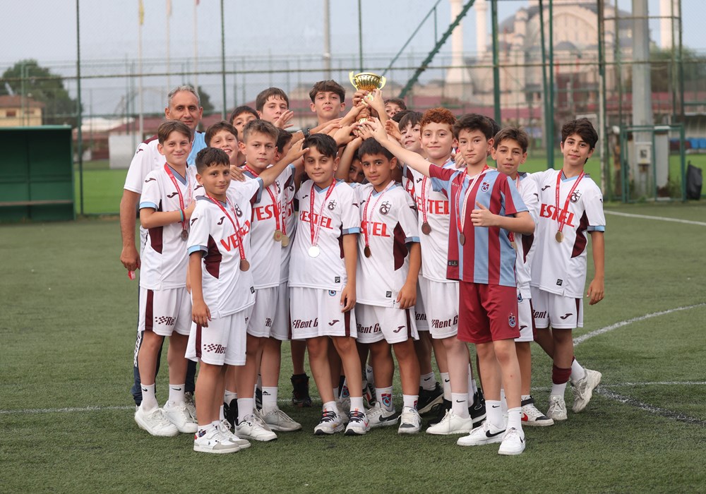 Trabzon U12 Ligi’nde şampiyon olan takımımız kupasını aldı